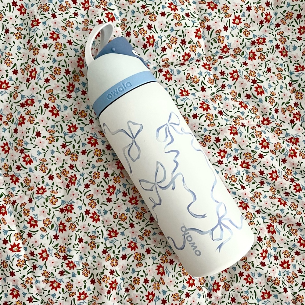 NEW GENUINE Owala x Urban Outfitters Exclusive Blue Ribbon Bow 32oz Water Bottle